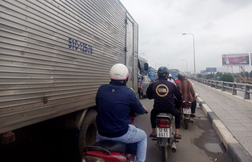 Trạm thu phí gây kẹt xe cầu Đồng Nai