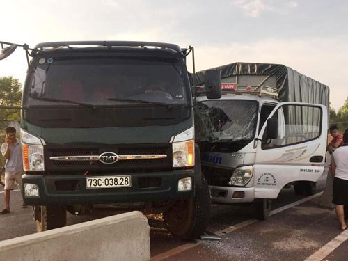 Xe tải, xe ben kẹp nhau trên quốc lộ