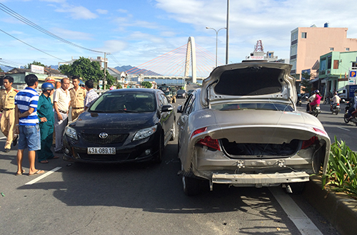 Tông xe liên hoàn dưới chân cầu vượt lớn nhất Việt Nam