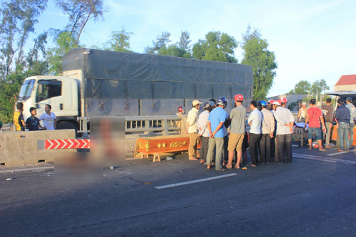 Đâm vào mố cầu, 2 anh em tử vong tại chỗ