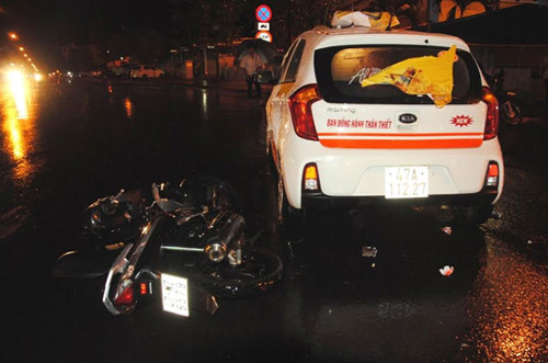 Tông trực diện vào xe taxi, nam thanh niên nguy kịch