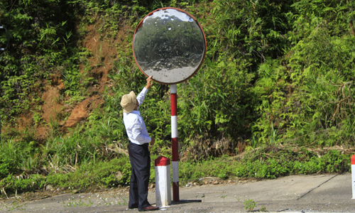 Cần ngăn chặn hành vi phá hoại gương cầu lồi trên đèo Lò Xo