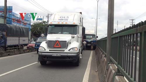 Tránh xe tải, hai xe đầu kéo dính chặt trên đường