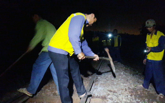 Đường sắt Bắc - Nam qua Bình Thuận trở lại hoạt động bình thường sau sự cố tàu chở hàng trật đường ray