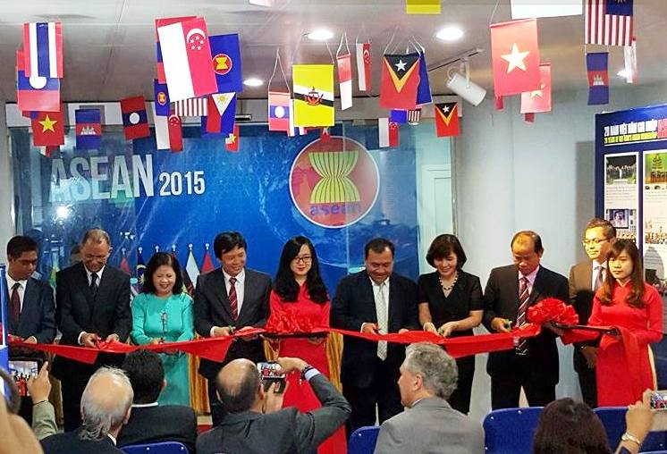 - Exposition de photos sur les 48 ans de l ASEAN à Hanoi