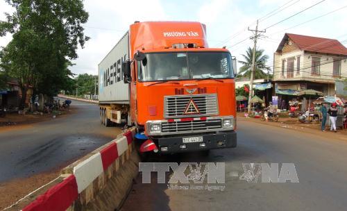 Bình Phước Xử lý sự cố xe container leo dải phân cách khiến dầu tràn ra đường