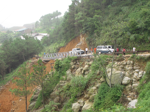 Cần chấm dứt tình trạng xe tải chở đất đá làm hỏng đường lên Khu du lịch Mẫu Sơn