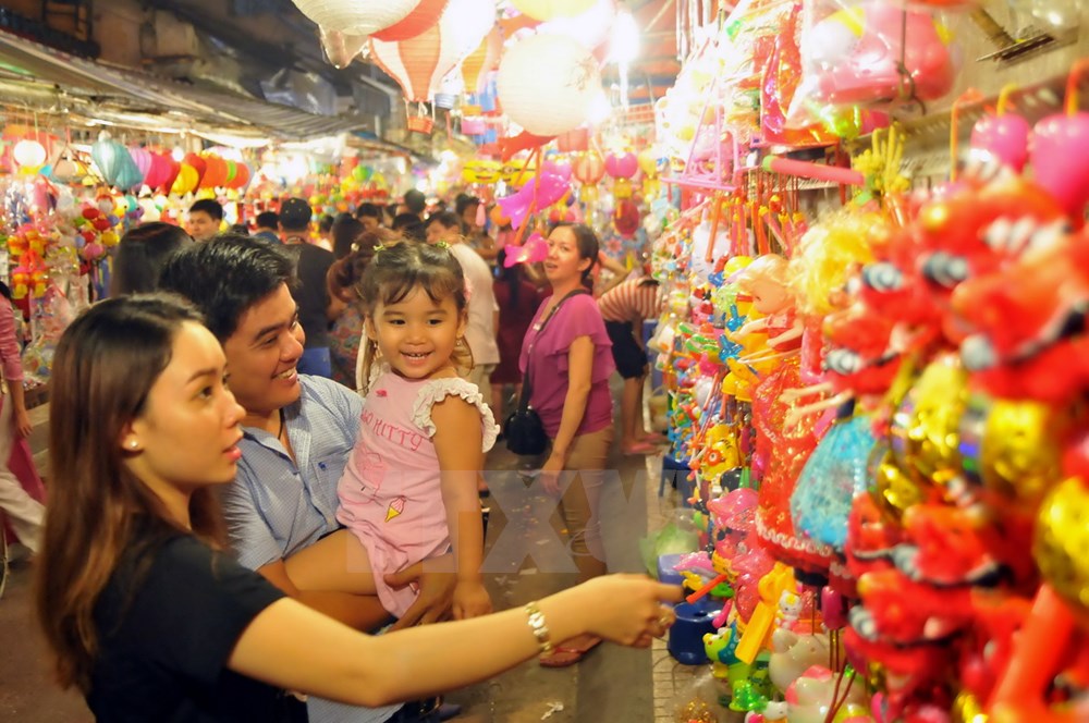 HCM city streets adorned in laterns for mid-Autumn festival