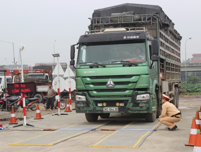 Tiếp tục đẩy mạnh kiểm tra, kiểm soát, xử lý nghiêm các trưởng hợp vi phạm về tải trọng xe ô tô