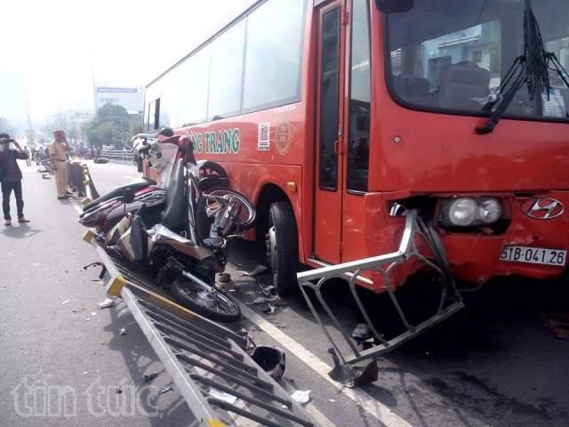 Thành phố Hồ Chí Minh Xe khách đâm 7 xe máy, ít nhất 8 người bị thương