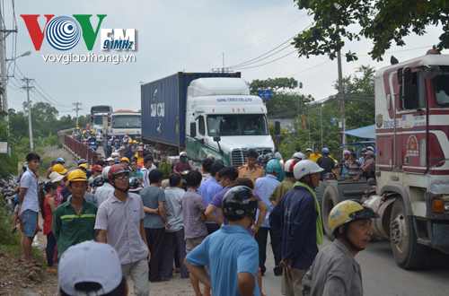 Bất lực nhìn mẹ vợ chết dưới bánh xe đầu kéo