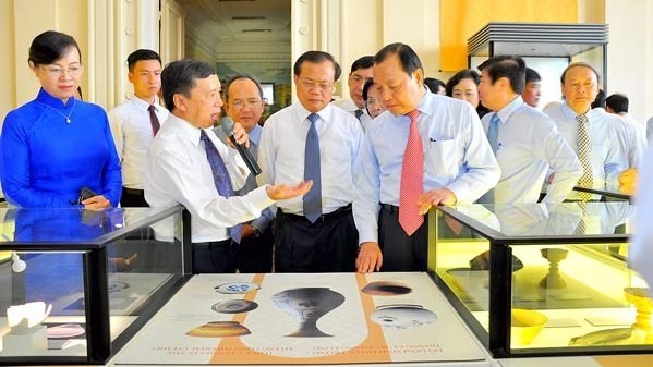 - Des objets sur la citadelle royale de Thang Long offerts à Ho Chi Minh Ville