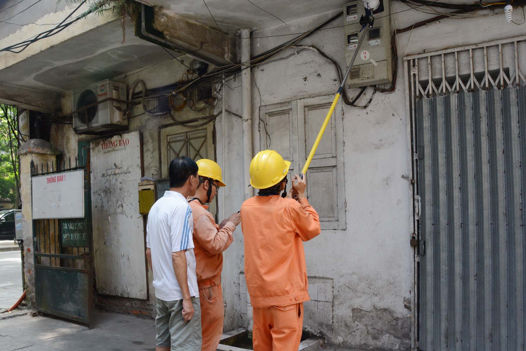 Tiếp tục giảm thời gian giải quyết các thủ tục cấp điện cho khách hàng