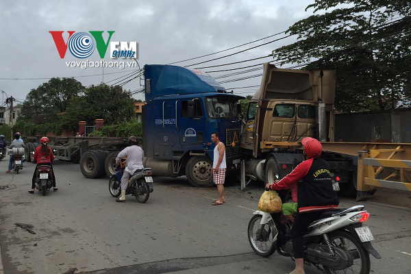 Tp HCM Xe container đối đầu, tài xế kẹt trong cabin