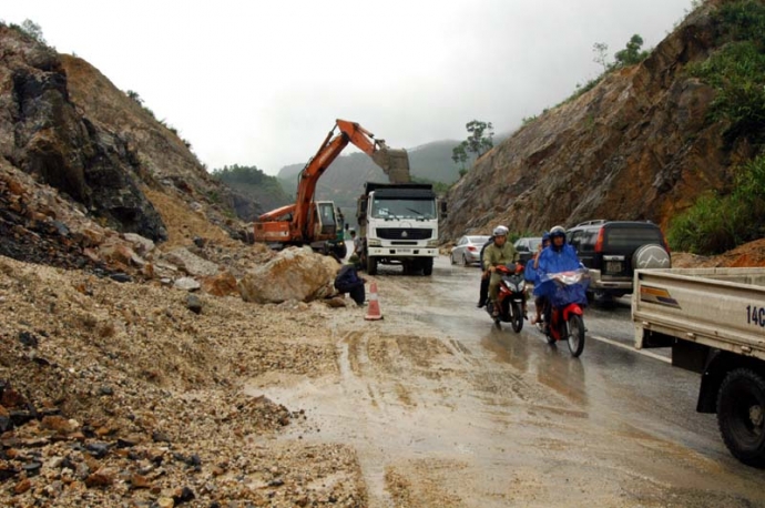 Lạng Sơn Khắc phục sạt lở, đảm bảo giao thông thông suốt các tuyến đường