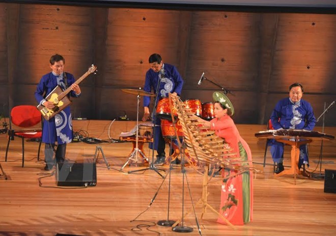 Vietnamese traditional opera drums beat in Paris