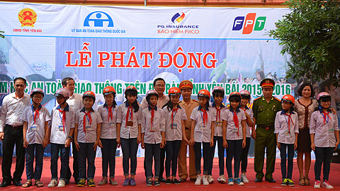 Trao 1 900 mũ bảo hiểm cho học sinh Yên Bái