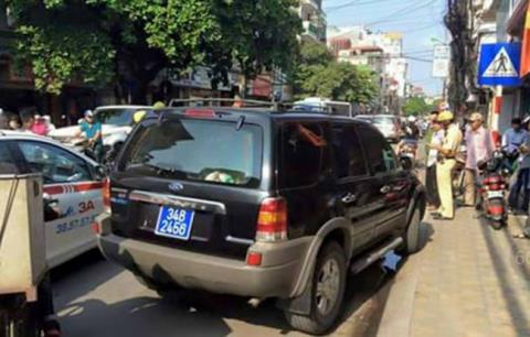 Hà Nội Xử lý nghiêm vụ xe ô tô biển xanh đi vào đường cấm còn bỏ chạy