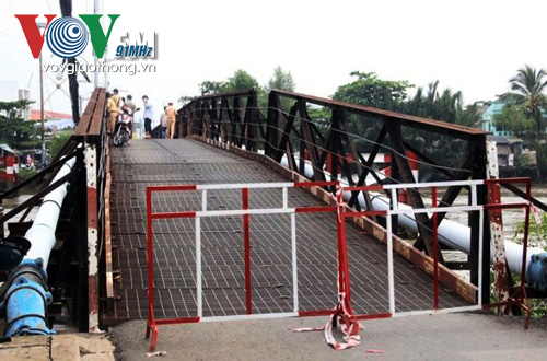 Sà lan đâm hỏng cầu Long Kiển, giao thông bị phong tỏa