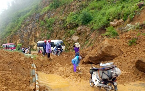 Hàng trăm mét khối đất đá đã sạt lở gây ách tắc kéo dài trên Quốc lộ 4