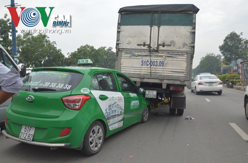 Tp HCM Xe tải bị taxi nhấc bổng