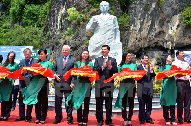Khánh thành tượng đài nhà du hành vũ trụ Titov tại Vịnh Hạ Long