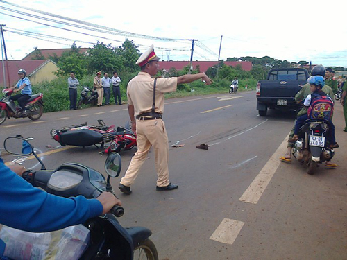 Xe máy vượt xe buýt, thiếu nữ 19 tuổi tử vong tại chỗ