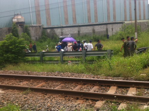 Leo lên đường sắt nằm khi đoàn tàu tới gần