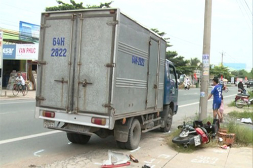 Va chạm với xe tải, một phụ nữ nguy kịch