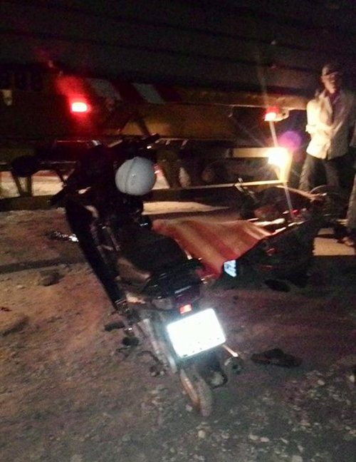 Hai xe máy tông nhau, xe container tông tiếp, 1 người chết