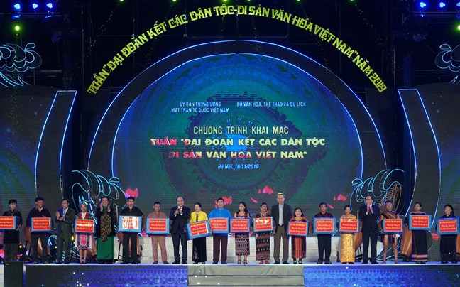 Thủ tướng Nguyễn Xuân Phúc Giương cao ngọn cờ tập hợp đại đoàn kết toàn dân tộc