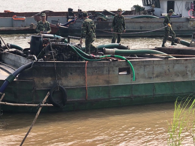 Bắt giữ ghe khai thác cát trái phép trên sông Tiền