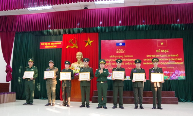 30 cán bộ Bộ Chỉ huy Quân sự tỉnh Xiêng Khoảng Lào hoàn thành khóa huấn luyện bảo vệ biên giới