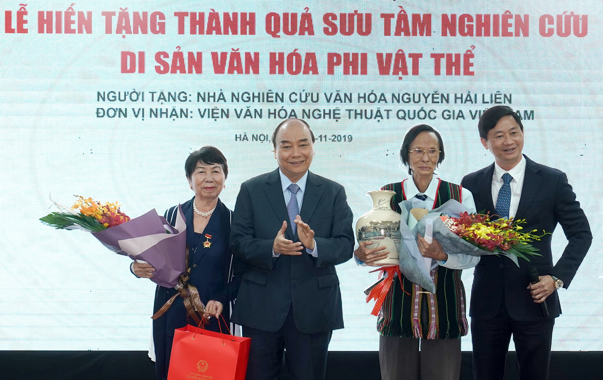 Dân tộc nào gìn giữ được bản sắc của mình thì dân tộc đó mãi mãi trường tồn