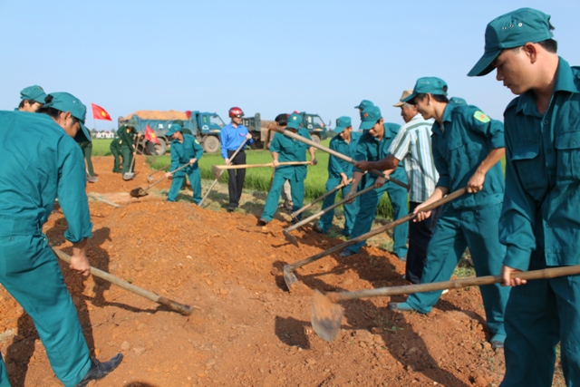 Bộ đội Quảng Bình chung sức cùng đồng bào nghèo