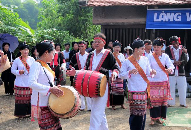 Múa trống đôi của người Chăm H’roi