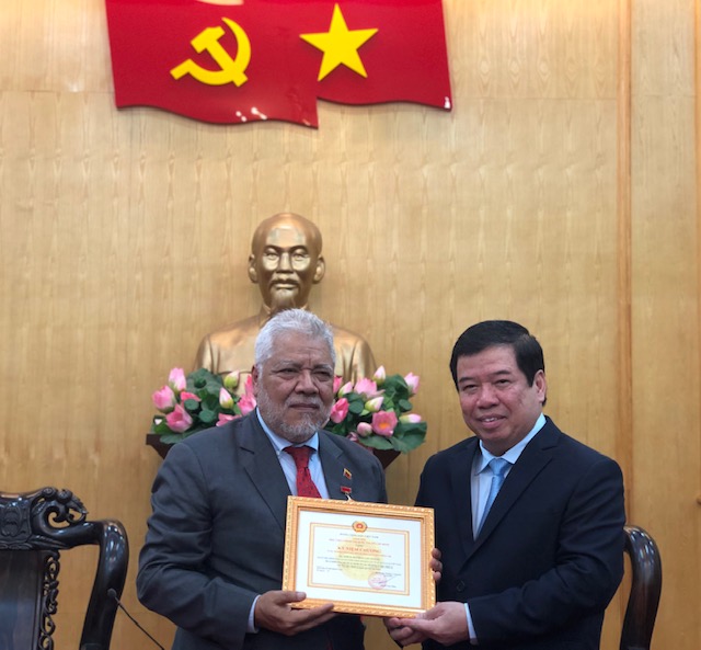 Đại sứ Venezuela tại Việt Nam nhận Kỷ niệm chương Vì sự nghiệp đào tạo và bồi dưỡng lý luận chính trị