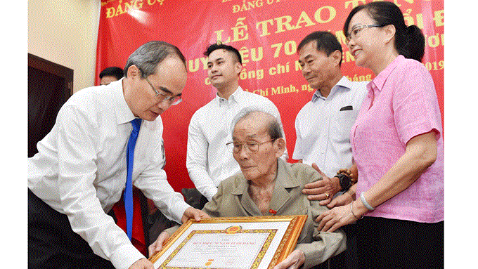 Trao Huy hiệu 70 năm tuổi Đảng cho Viện sĩ, TS Nguyễn Duy Cương