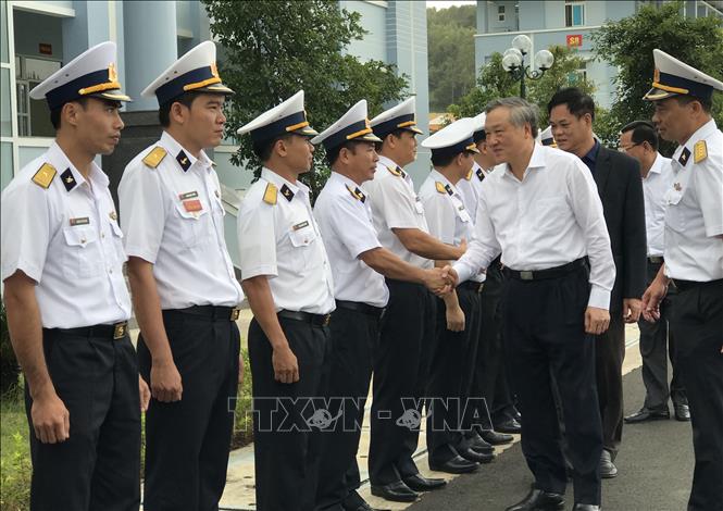 Đồng chí Nguyễn Hoà Bình thăm và tặng quà Lữ đoàn Tên lửa bờ 682