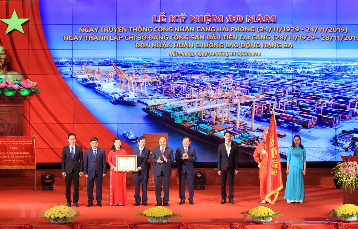 ​Thủ tướng dự Lễ kỷ niệm 90 năm Ngày truyền thống công nhân Cảng Hải Phòng