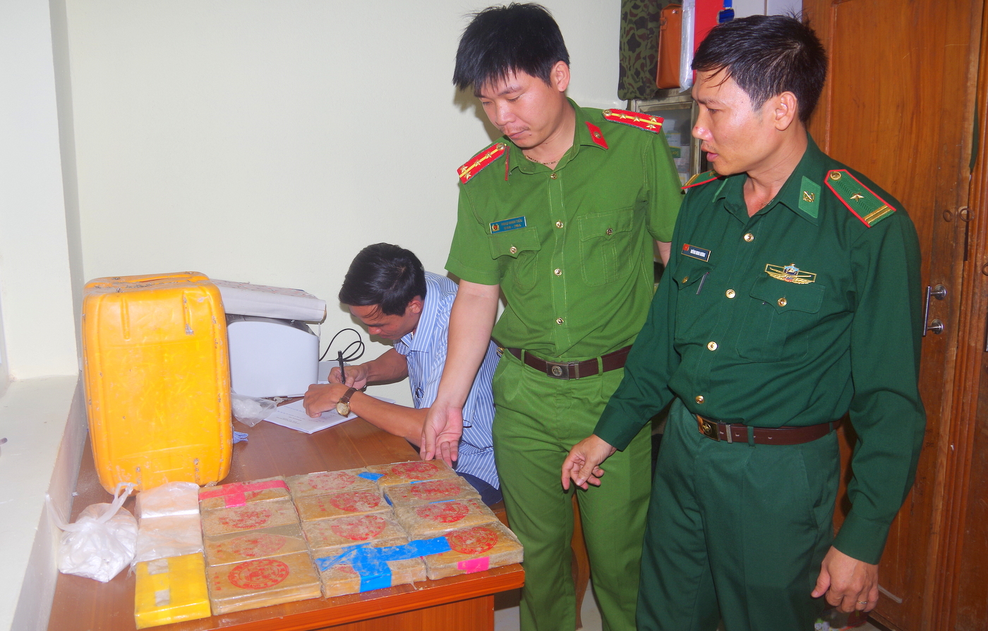Thu giữ 25 bánh heroin trôi dạt vào bờ biển Quảng Nam