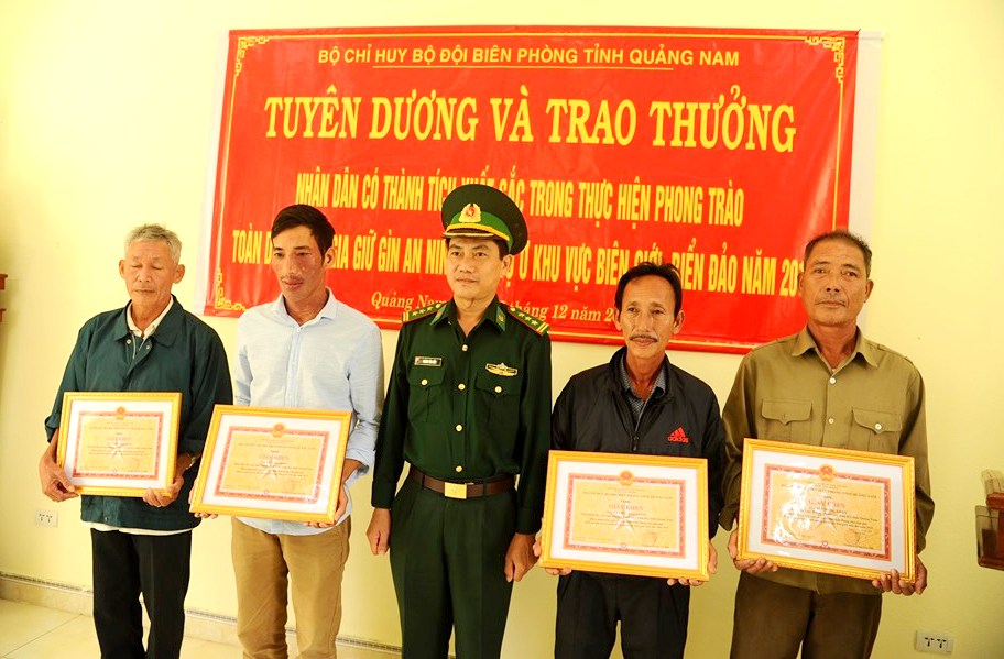 Quảng Nam tuyên dương các công dân nhặt được và giao nộp 25 bánh heroin