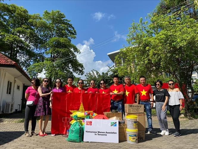 Hội Phụ nữ Việt Nam tại Tanzania tặng quà trung tâm nuôi dưỡng trẻ mồ côi