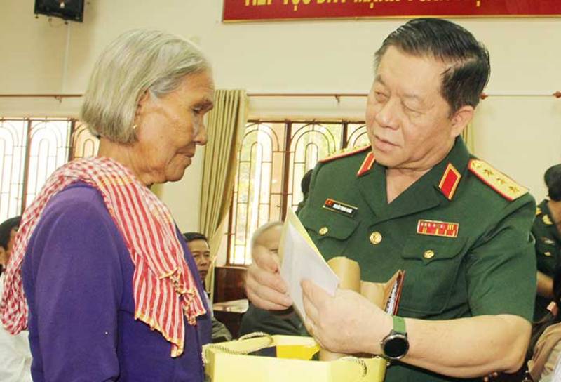 Đoàn công tác của Tổng Cục Chính trị tri ân các gia đình chính sách