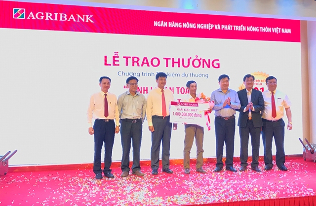 Agribank trao sổ tiết kiệm trị giá 01 tỷ đồng cho khách hàng trúng giải Đặc biệt