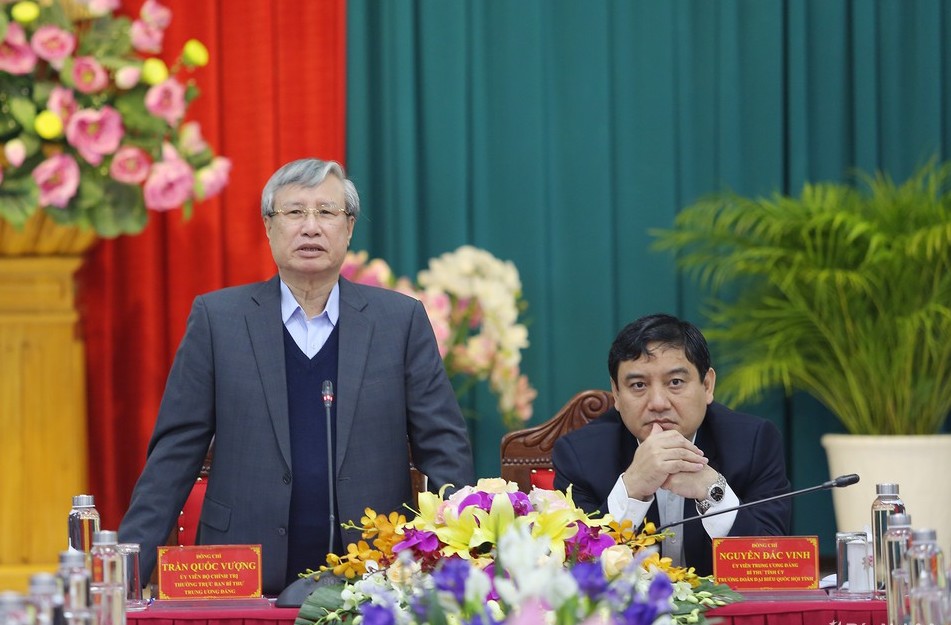 Đồng chí Trần Quốc Vượng làm việc với Ban Thường vụ Tỉnh ủy Nghệ An