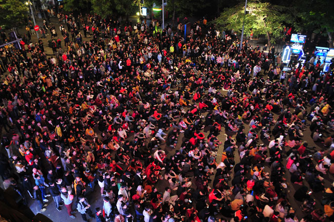 CĐV Hà Nội cuồng nhiệt mừng U22 Việt Nam vào chung kết SEA Games 30