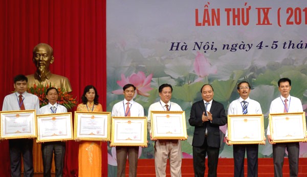 Tổ chức hai đợt thi đua trong công nhân, viên chức, lao động