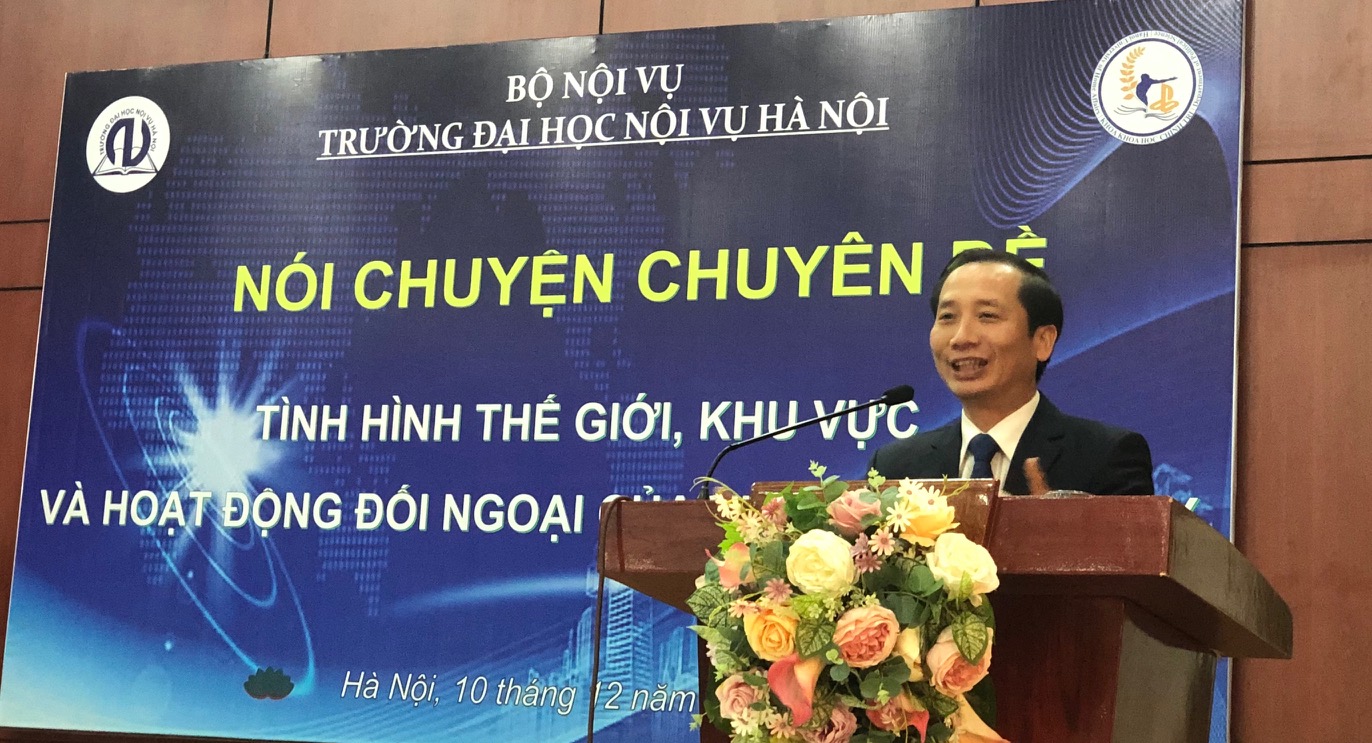 Mở rộng kiến thức về chính trị cho sinh viên