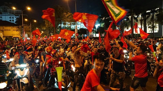 Rợp cờ đỏ sao vàng mừng chiến thắng